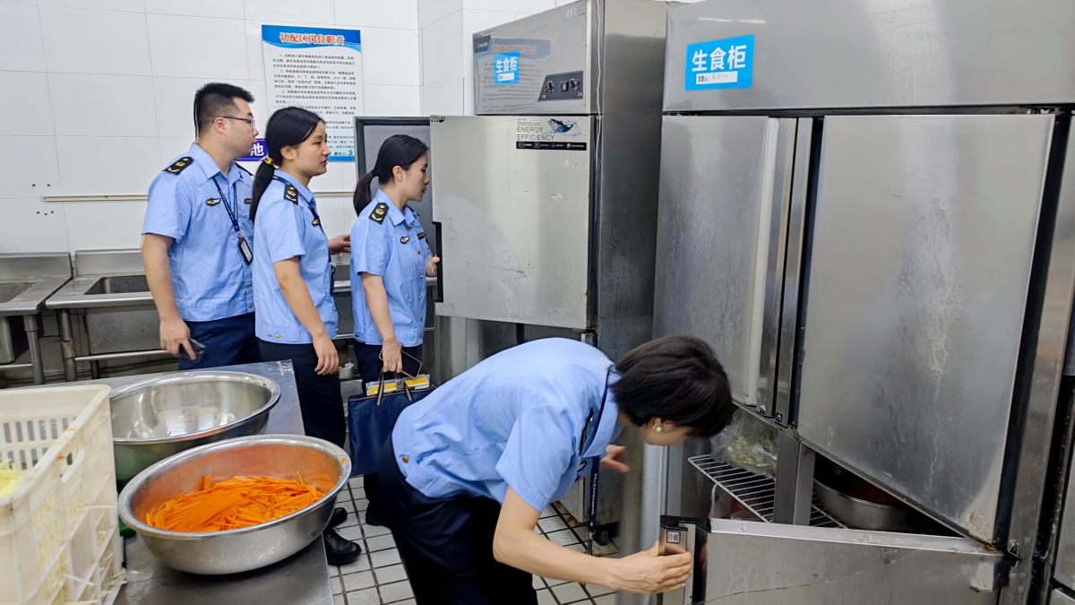 筑牢安全防线  守护师生健康——大安区市场监督管理局莅校督查“校园餐”突出问题专项整治工作