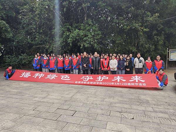 校园添新绿  青春绽芳华