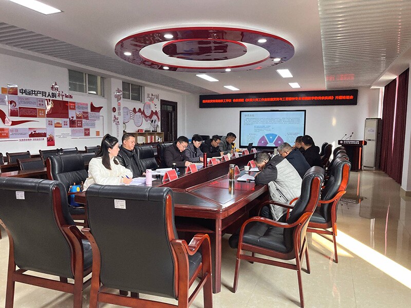 图2 教务处处长王钢代表课题组向专家汇报1 图2 教务处处长王钢代表课题组向专家汇报1