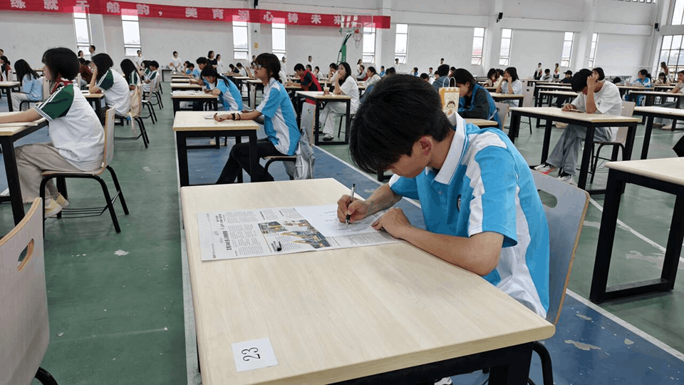 图8 我院学生书法比赛现场