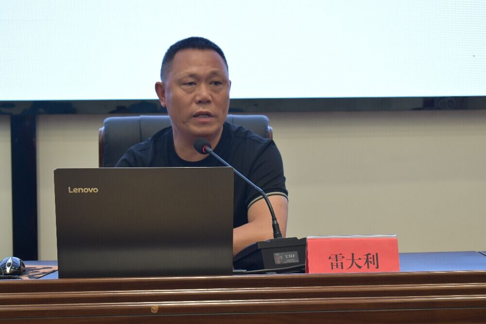 学校党委委员副校长雷大利介绍办学情况宣传招生与技能人才评价政策