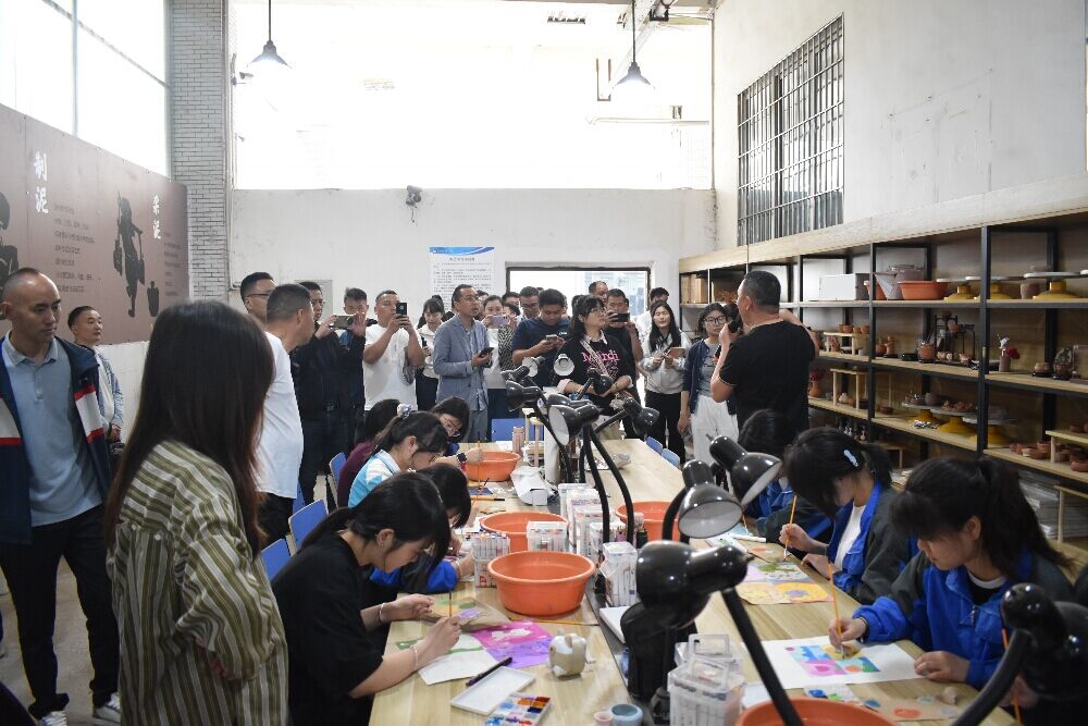 参观学校烹饪土陶实训室2