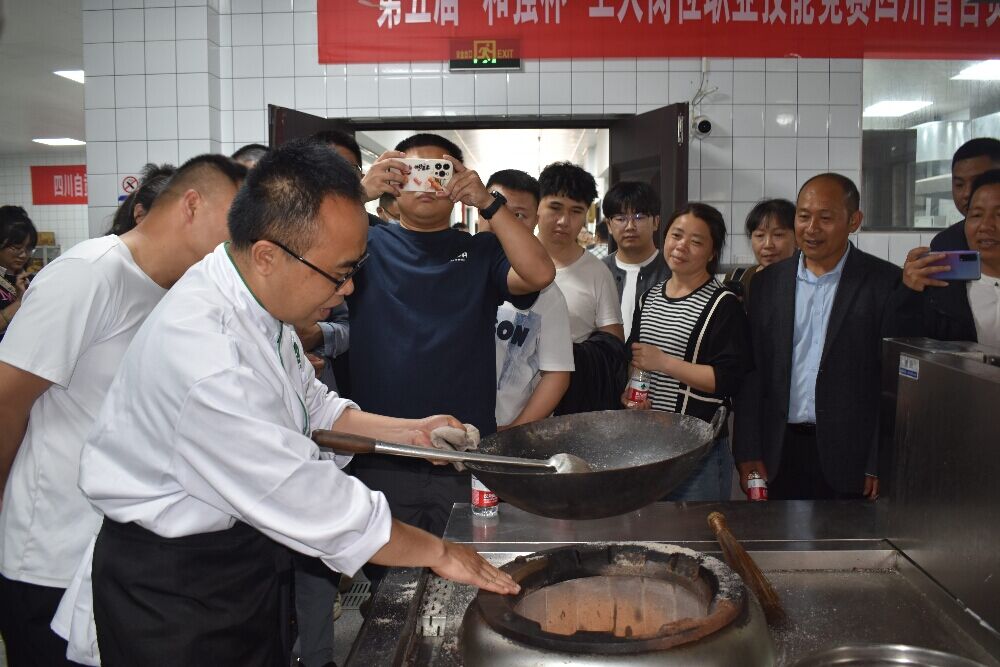 参观学校烹饪土陶实训室1