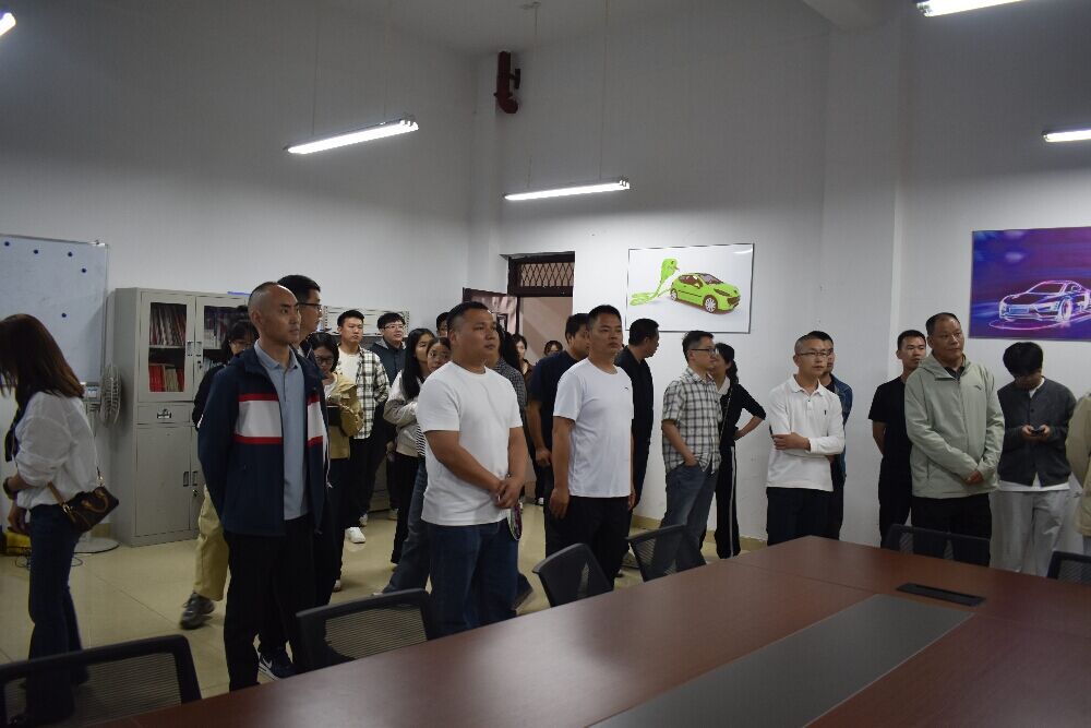 参观学校汽车维修产教融合实训基地2