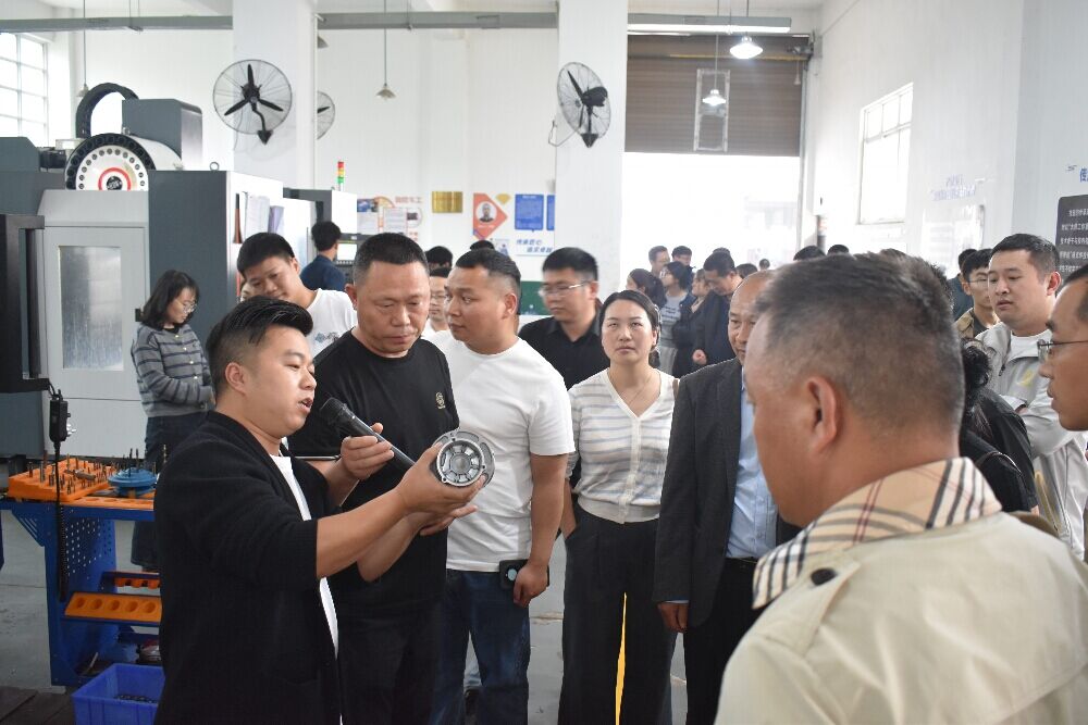与会嘉宾参观学校数控加工产教融合实训基地2